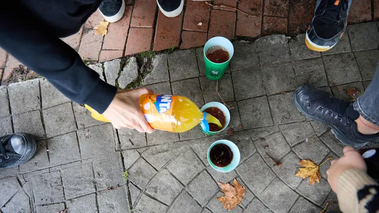 Almuerzo, botellón y fiesta previa a la Carpa Universitaria de Otoño 2024 de los estudiantes de la Universidad Pública de Navarra en el parque de la Medialuna de Pamplona. IÑIGO ALZUGARAY