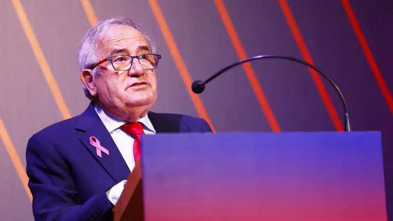 Luis Sabalza se dirige a los socios compromisarios durante la asamblea general del club navarro. CA Osasuna.