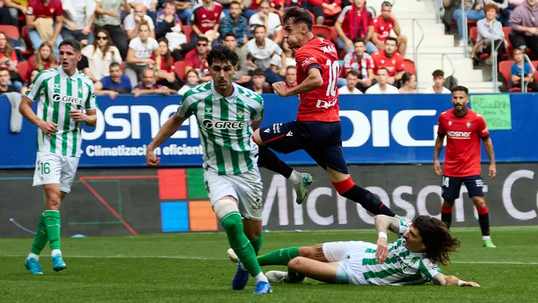 Sergi Altimira (16. Real Betis), Johnny Cardoso (4. Real Betis), Aimar Oroz (10. CA Osasuna), H&eacute;ctor Beller&iacute;n (2. Real Betis) y Rub&eacute;n Garc&iacute;a (14. CA Osasuna) durante el partido de La Liga EA Sports entre CA Osasuna y Real Betis disputado en el estadio de El Sadar en Pamplona. I&Ntilde;IGO ALZUGARAY