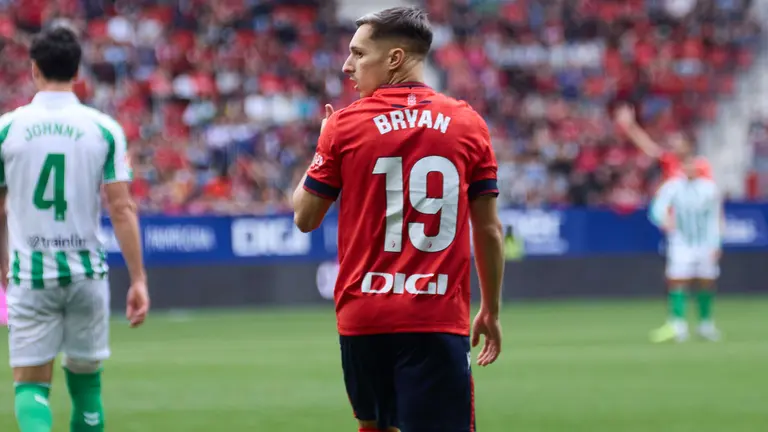 Bryan Zaragoza (19. CA Osasuna) durante el partido de La Liga EA Sports entre CA Osasuna y Real Betis disputado en el estadio de El Sadar en Pamplona. IÑIGO ALZUGARAY