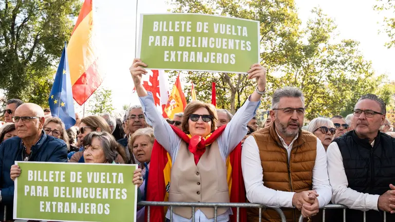 Varias personas durante una concentración para pedir elecciones generales, en la Plaza de Castilla, a 20 de octubre de 2024, en Madrid (España). Matias Chiofalo / Europa Press