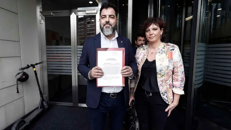 El portavoz parlamentario del PSN, Ram&oacute;n Alz&oacute;rriz, acompa&ntilde;ado por otros miembros del partido, ha registrado en la Fiscal&iacute;a una denuncia contra Vox por un presunto delito de odio derivado de la moci&oacute;n parlamentaria de esta formaci&oacute;n pol&iacute;tica contra la inmigraci&oacute;n. La moci&oacute;n, cuya admisi&oacute;n a tr&aacute;mite fue rechazada por la Mesa del Parlamento de Navarra, ped&iacute;a al Gobierno foral rechazar la pol&iacute;tica de puertas abiertas a la inmigraci&oacute;n ilegal y acusaba a los inmigrantes de "apu&ntilde;alamientos, machetazos, as&iacute; como un mayor n&uacute;mero de ataques violentos y agresiones sexuales". Tras registrar el escrito, Alz&oacute;rriz ha explicado a los medios de comunicaci&oacute;n ante la Audiencia Provincial que su denuncia se basa en el art&iacute;culo 510 del C&oacute;digo Penal, sobre la comisi&oacute;n delitos de odio. EFE/ Jesus Diges