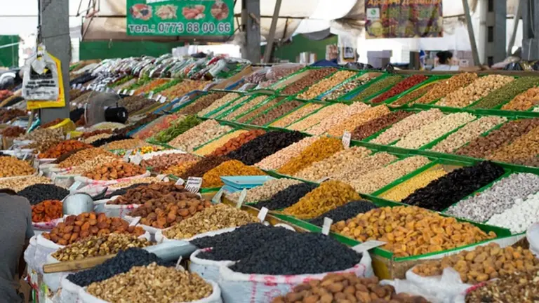 Un puesto de frutos secos.