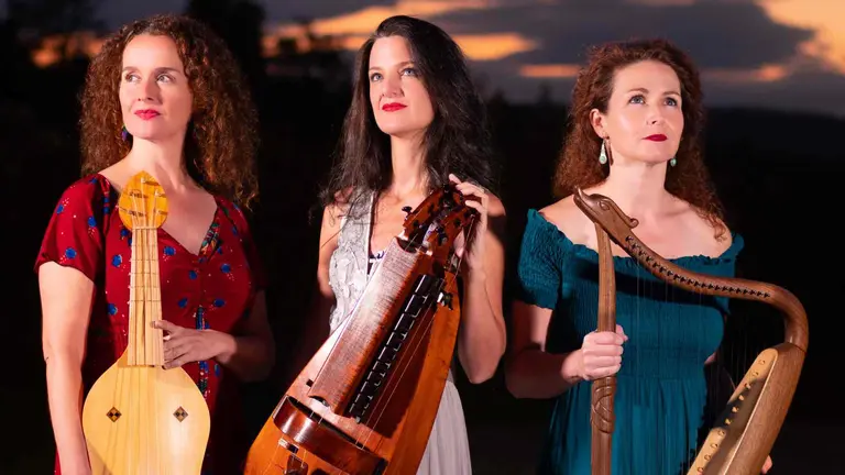 Zuberoa Aznárez, Gloria Aleza y Edurne Aizpún, integrantes del grupo Hespérides, actuarán en Villanueva de Yerri. TIERRAS DE IRANZU