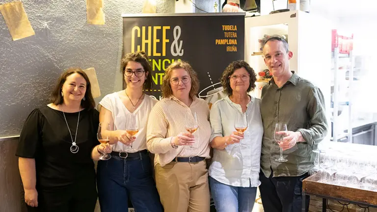 De izq. a dcha.: Idoya Fernández Pan, Iranzu Zalba, Montserrat Navarro, Pilar García Granero e Iñigo Arozarena, con el vermut navarro en sus copas. UPNA