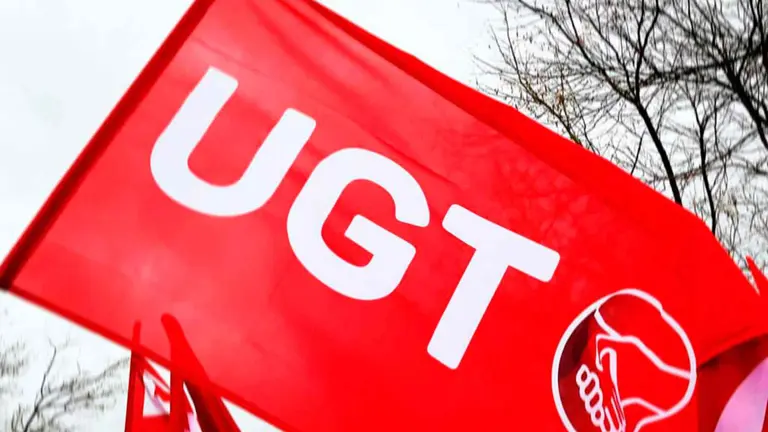 Bandera de la Uni&oacute;n General de Trabajadores ondeando en una manifestaci&oacute;n. UGT