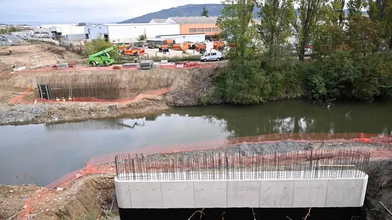 Obras del nuevo puente sobre el Arga para la construcci&oacute;n de un nuevo vial de entrada y salida a Bara&ntilde;&aacute;in. GOBIERNO DE NAVARRA