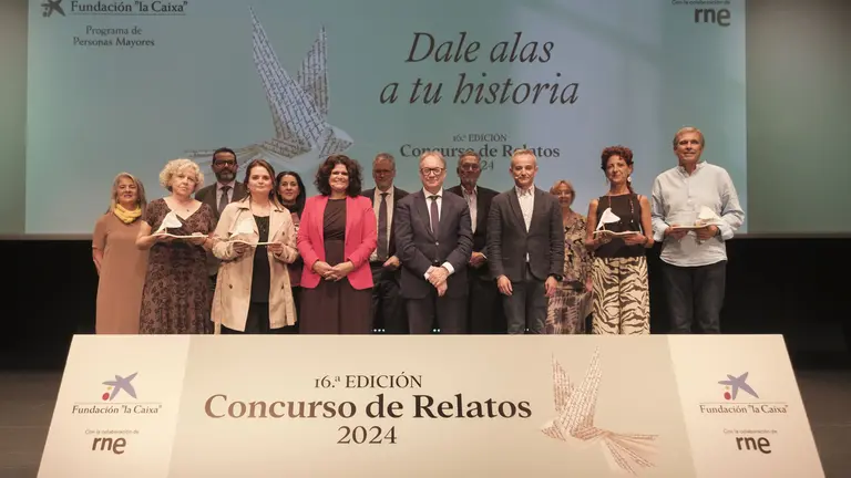 Marc Sim&oacute;n, subdirector general de la Fundaci&oacute;n "la Caixa", y Roc&iacute;o Barrag&aacute;n, directora general de Personas Mayores de la Junta de Andaluc&iacute;a, con los ganadores del XVI Concurso de Relatos Escritos por Personas Mayores. FUNDACI&Oacute;N "LA CAIXA"