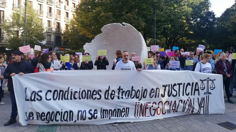 Concentraci&oacute;n de funcionarios de justicia en huelga ante el Parlamento de Navarra. - EUROPA PRESS