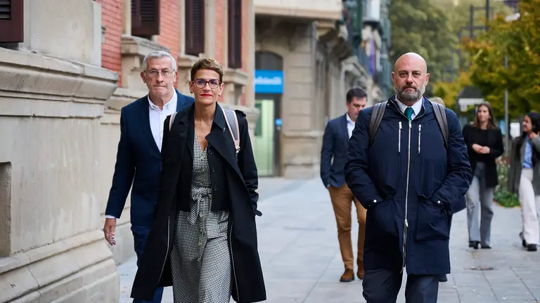 María Chivite, Félix Taberna y José Luis Arasti en su llegada al Parlamento de Navarra. PABLO LASAOSA