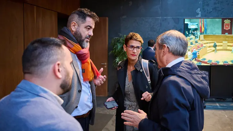 Ram&oacute;n Alz&oacute;rriz, Mar&iacute;a Chivite y Oscar Chivite minutos antes del comienzo del pleno. PABLO LASAOSA