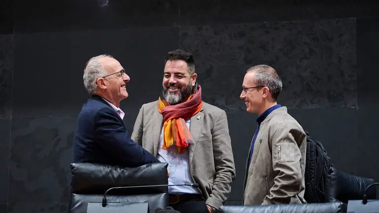 Ramón Alzórriz junto junto a los parlamentarios de EH Bildu Adolfo Araiz y Mikel Zabaleta minutos antes del comienzo del pleno. PABLO LASAOSA