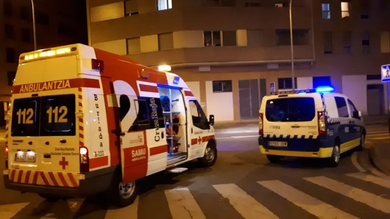 Imagen de una ambulancia y una patrulla de la Polic&iacute;a Municipal de Pamplona. CEDIDA