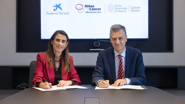 Isabel Moreno, directora territorial Ebro de CaixaBank y Joseba Campos, director general de la Cl&iacute;nica Universidad de Navarra firman el acuerdo de colaboraci&oacute;n para el programa &ldquo;Ni&ntilde;os Contra el C&aacute;ncer&rdquo;.