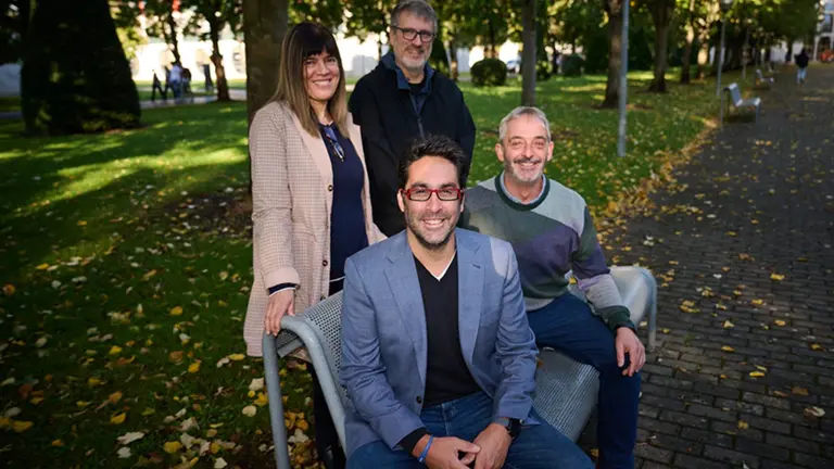 Felipe Nitsche (sentado, en primer t&eacute;rmino), rodeado de tres profesores (de izq. a dcha.): Beatriz Soret, Francisco Falcone e Inazio Irigoien. UNIVERSIDAD P&Uacute;BLICA DE NAVARRA