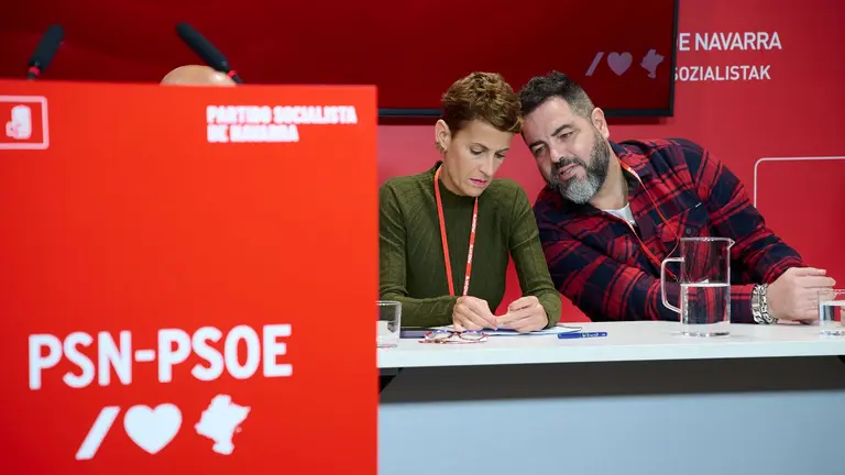 La secretaria general del PSN- PSOE, Mar&iacute;a Chivite (c), junto al portavoz en el Parlamento navarro Ram&oacute;n Alz&oacute;rriz urante el Comit&eacute; Regional del partido, este s&aacute;bado, en Pamplona. EFE/I&ntilde;aki Porto