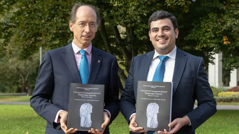 El libro es fruto del trabajo de varios investigadores, entre ellos Javier Andreu, catedrático de Historia Antigua y director del Diploma en Arqueología de la Universidad de Navarra (izquierda), y Luis Romero, doctor en Historia por la Universidad de Navarra y profesor de la Universidad Complutense de Madrid. UNIVERSIDAD DE NAVARRA