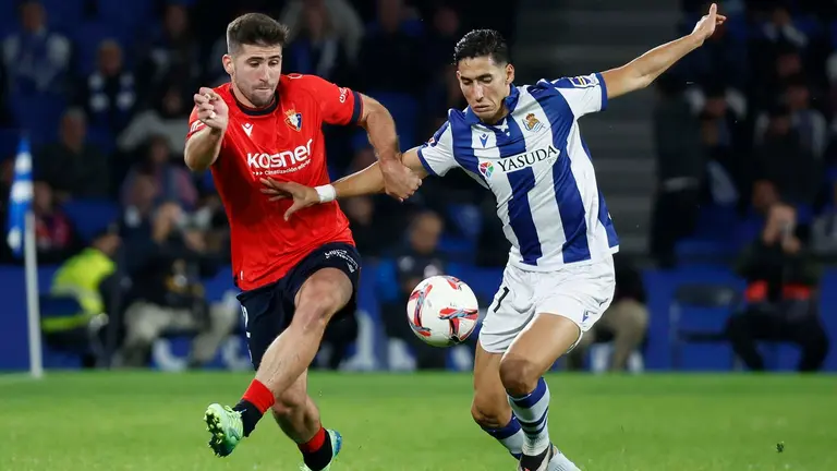 El defensa marroquí de la Real Sociedad Nayef Aguerd (d) disputa un balón ante el defensa de Osasuna Jesús Areso, durante el encuentro correspondiente a la jornada 11 de Laliga EA Sports que disputan hoy domingo Real Sociedad y Osasuna en el Reale Arena de San Sebastian. EFE / Juan Herrero.