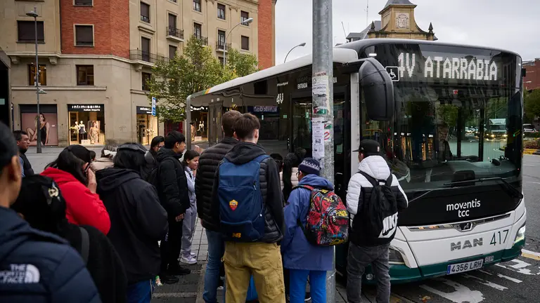 Viajeros cogiendo una villavesa durante la &uacute;ltima jornada de huelga. PABLO LASAOSA
