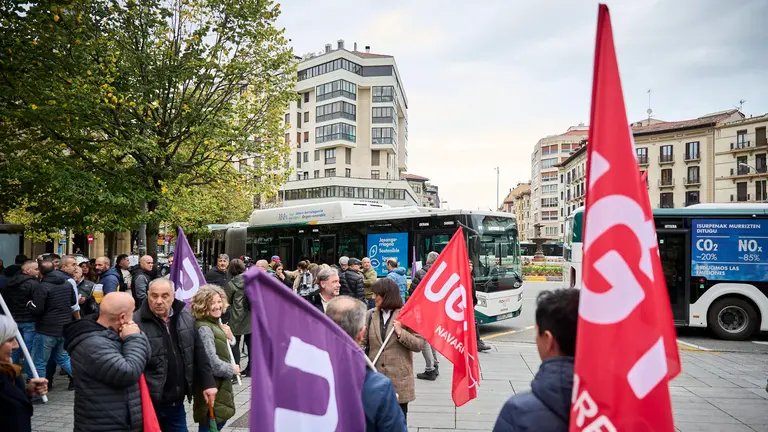 Concentraci&oacute;n de CCOO y UGT dentro de la jornada de huelga de transporte de viajeros por carretera para reclamar la negociaci&oacute;n de un acuerdo que contemple la jubilaci&oacute;n anticipada de conductores del transporte p&uacute;blico urbano y del transporte de viajeros por carretera. PABLO LASAOSA