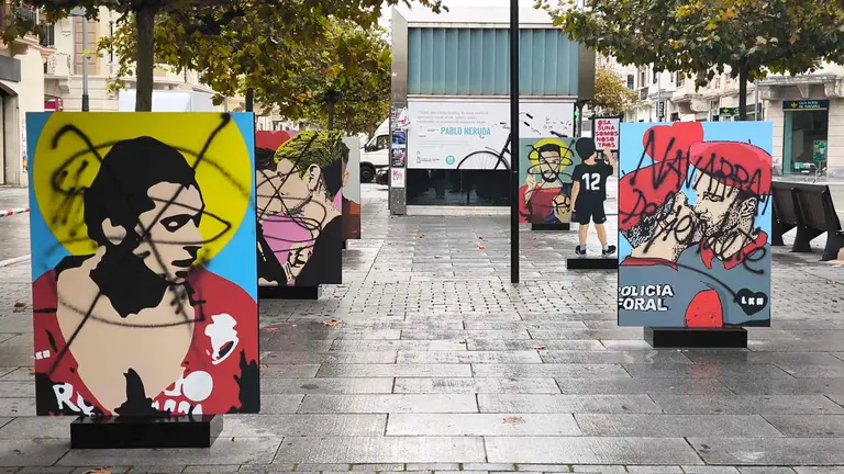Vandalizan la exposición callejera de LKN en Pamplona. NAVARRA.COM