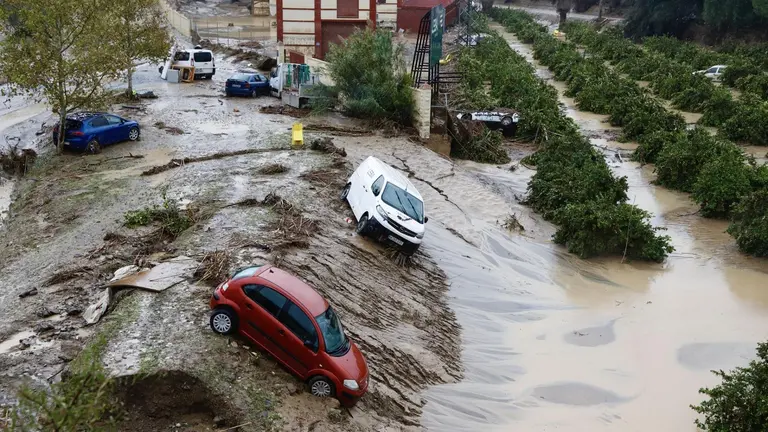 Coches destrozados tras el paso del la Dana. A 30 de octubre de 2024, en M&aacute;laga, Andaluc&iacute;a (Espa&ntilde;a). La Dana hace estragos en la provincia de M&aacute;laga. &Aacute;lex Zea Europa Press