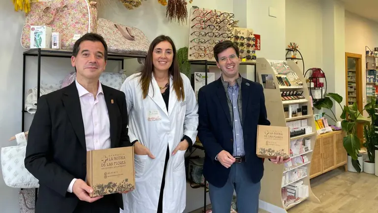 De izda a dcha: el consejero Irujo, Elisabeth Sainz y el director general, en 'La botika de las flores'. GOBIERNO DE NAVARRA