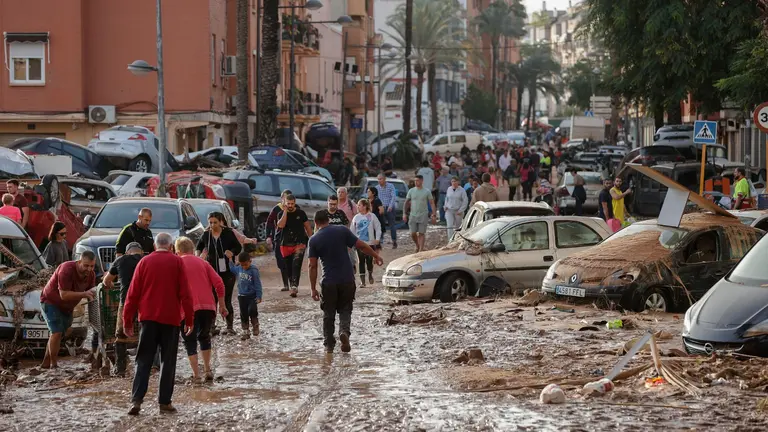Varias personas colaboran en la limpieza de una calle en Paiporta, tras las fuertes lluvias causadas por la DANA. La alcaldesa de Paiporta (Valencia), Maribel Albalat, ha confirmado que al menos hay 34 fallecidos en su municipio a consecuencia de la dana que ha afectado a la Comunidad Valenciana. EFE/Manu Bruque