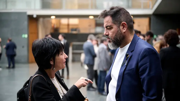 Ramón Alzórriz habla con Laura Aznal minutos antes del comienzo del pleno del Parlamento. PABLO LASAOSA