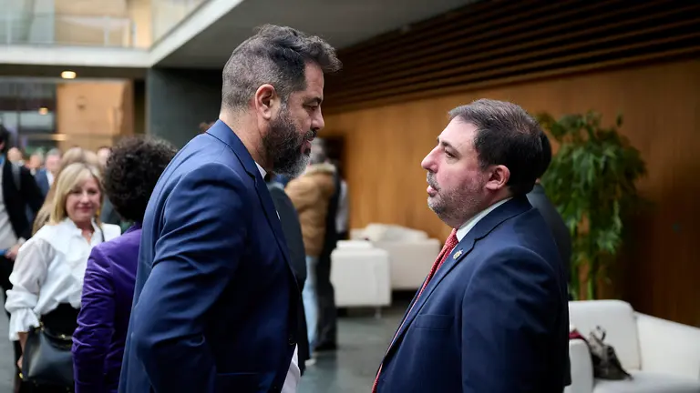 Ram&oacute;n Alz&oacute;rriz habla con Unai Hualde minutos antes del comienzo del pleno del Parlamento. PABLO LASAOSA
