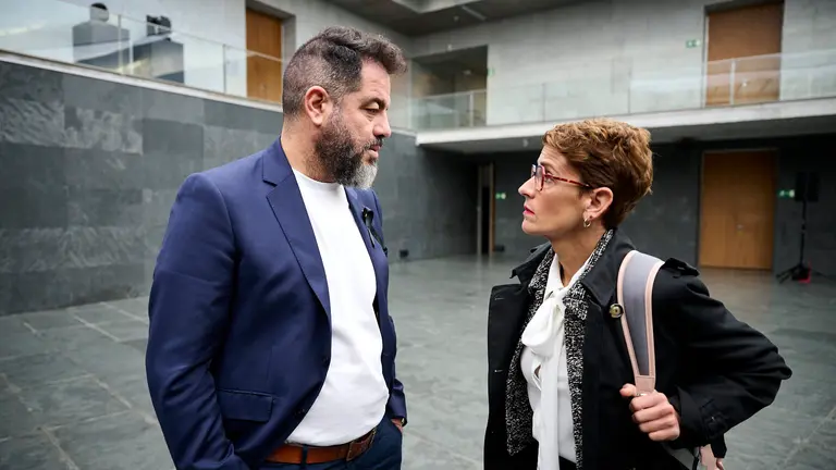 Ramón Alzórriz habla María Chivite minutos antes del comienzo del pleno del Parlamento. PABLO LASAOSA