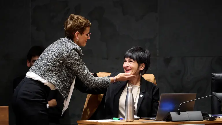 La presidenta del gobierno Mar&iacute;a Chivite junto a Laura Aznal, de EH Bildu durante el pleno del Parlamento. PABLO LASAOSA
