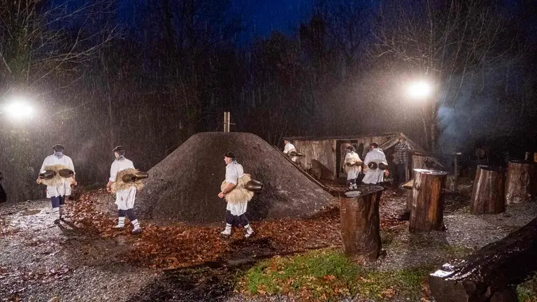 Un zanpantzar baila alrededor de la carbonera de Irisarri Land. IRISARRI LAND