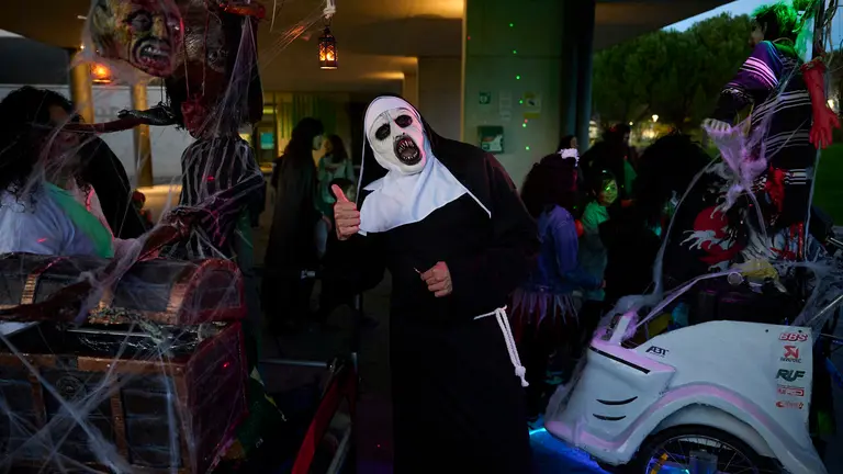 Los vecinos y vecinas de Sarriguren celebran Halloween por las calles y bares de la localidad. PABLO LASAOSA