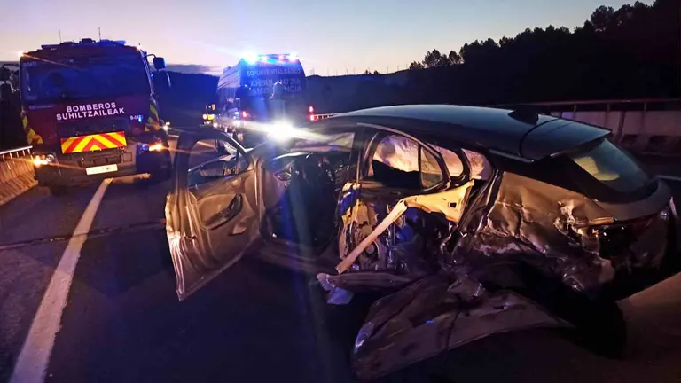 La mujer ha quedado atrapada tras la colisi&oacute;n lateral. BOMBEROS DE NAVARRA