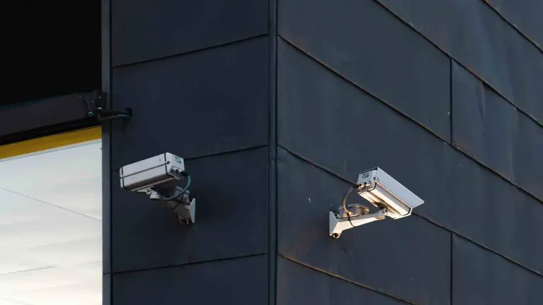 C&aacute;maras de seguridad y videovigilancia. UNSPLASH / ENNIO DYBELI