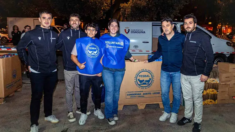 Braulio V&aacute;zquez junto con tres voluntarios de Osasuna han llevado personalmente una furgoneta de Osasuna cargada de productos de primera necesidad hasta Mestalla. VALENCIA CF / OSASUNA