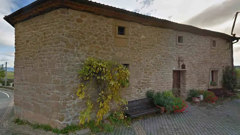 Edificio sobre en el que se abrir&aacute; el hotel rural en Villamayor de Monjard&iacute;n. GOOGLEMAPS