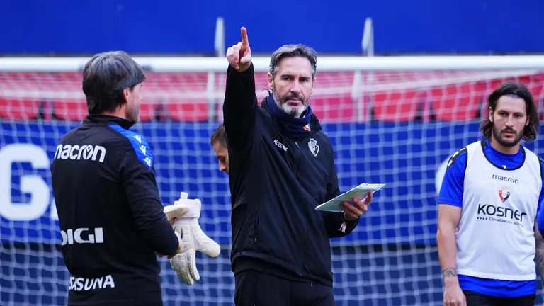 Vicente Moreno dirige un entrenamiento de su equipo en El Sadar. CA Osasuna.