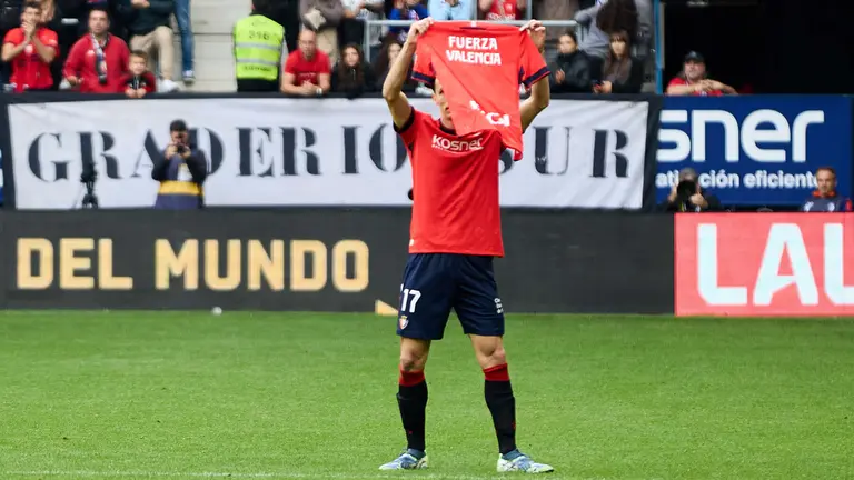 Los jugadores de Osasuna celebran el gol de Ante Budimir (1-0) durante el partido de La Liga EA Sports entre CA Osasuna y Real Valladolid CF disputado en el estadio de El Sadar en Pamplona. I&Ntilde;IGO ALZUGARAY