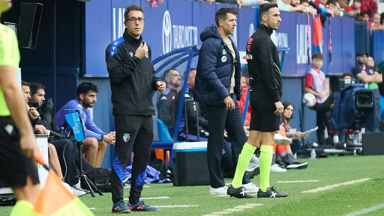Ram&oacute;n Alturo (CA Osasuna) y Paulo Pezzolano (entrenador Real Valladolid CF) durante el partido de La Liga EA Sports entre CA Osasuna y Real Valladolid CF disputado en el estadio de El Sadar en Pamplona. I&Ntilde;IGO ALZUGARAY
