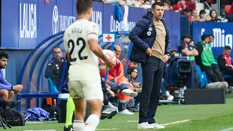Lucas Rosa (22. Real Valladolid CF) y Paulo Pezzolano (entrenador Real Valladolid CF) durante el partido de La Liga EA Sports entre CA Osasuna y Real Valladolid CF disputado en el estadio de El Sadar en Pamplona. I&Ntilde;IGO ALZUGARAY