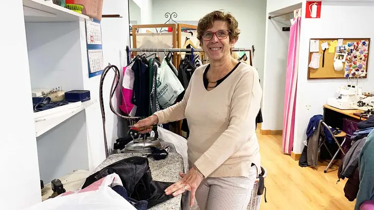 Yolanda en su tienda de arreglos de ropa 'Los Retokes' en Estella. Navarra.com