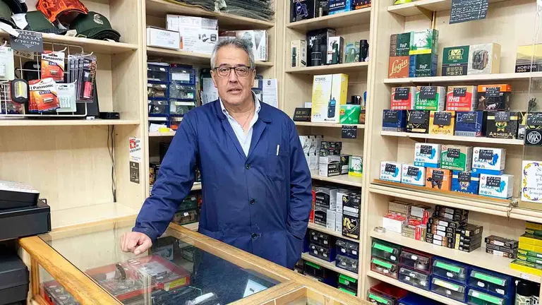 Carlos Garagarza en el interior de su armer&iacute;a en Estella. Navarra.com
