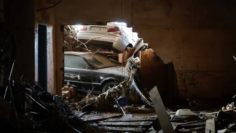 Vista de unos coches estrellados contra un muro en Valencia tras el paso de la Dana. PABLO LASAOSA