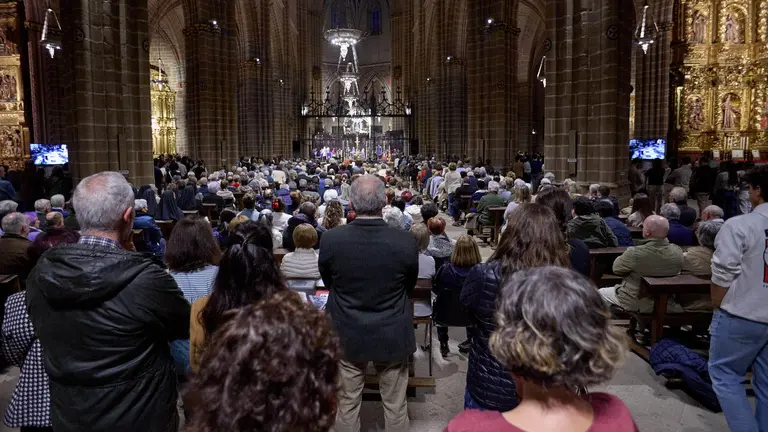 Misa oficiada por el arzobispo Florencio Rosell&oacute; por las v&iacute;ctimas de la DANA de Valencia en la Catedral de Pamplona. I&Ntilde;IGO ALZUGARAY