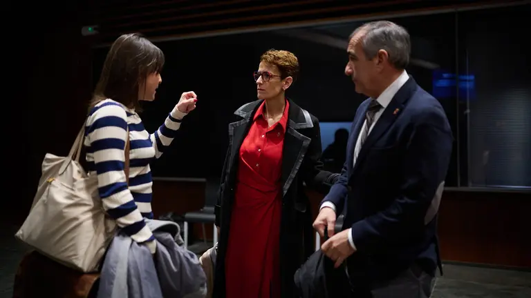La consejera de Vivienda Begoña Alfaro y el consejero de Cohesión Territorial Oscar Chivite junto a la presidenta del Gobierno (c) María Chivite, antes de comenzar el pleno del Parlamento. PABLO LASAOSA