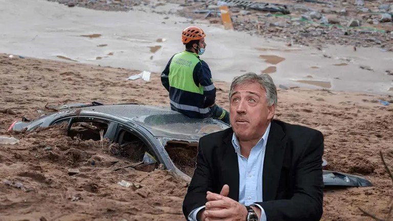 Fotomontaje de Joseba Asir&oacute;n sobre una foto de un bombero sobre un coche sepultado en Paiporta (Valencia) tras las inundaciones. EFE