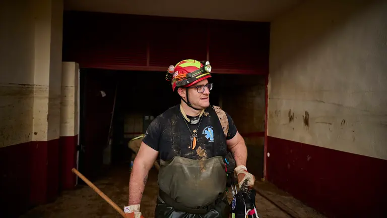 Javier Zubieta, rescatista de la USAR, en labores de rescate en Paiporta, gravemente afectada por la DANA. PABLO LASAOSA