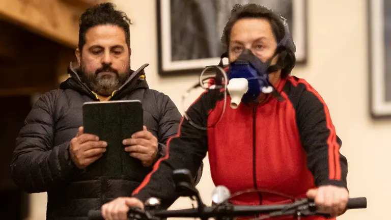 F&eacute;lix Vidal D&iacute;az analiza unos par&aacute;metros durante una prueba de ejercicio cardiopulmonar. UNIVERSIDAD P&Uacute;BLICA DE NAVARRA